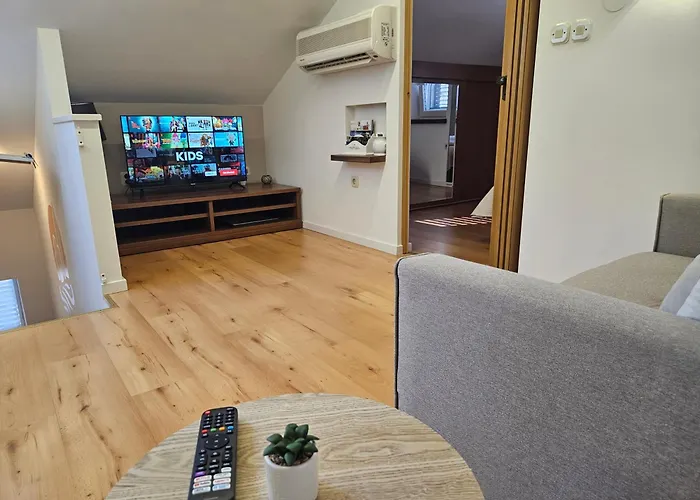 Lovely Attic Apartman-Melani