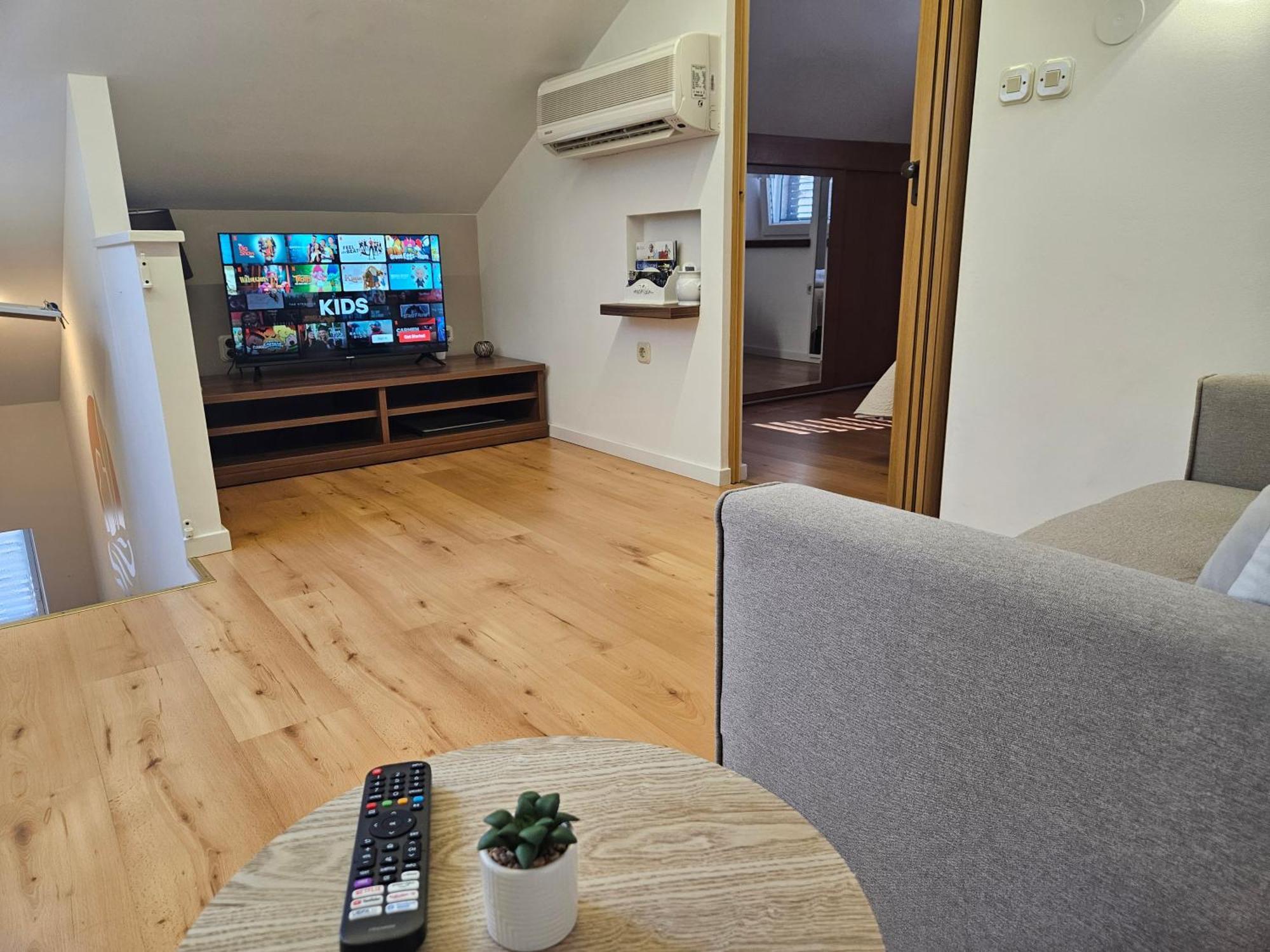 Lovely Attic Apartman-melani Apartman